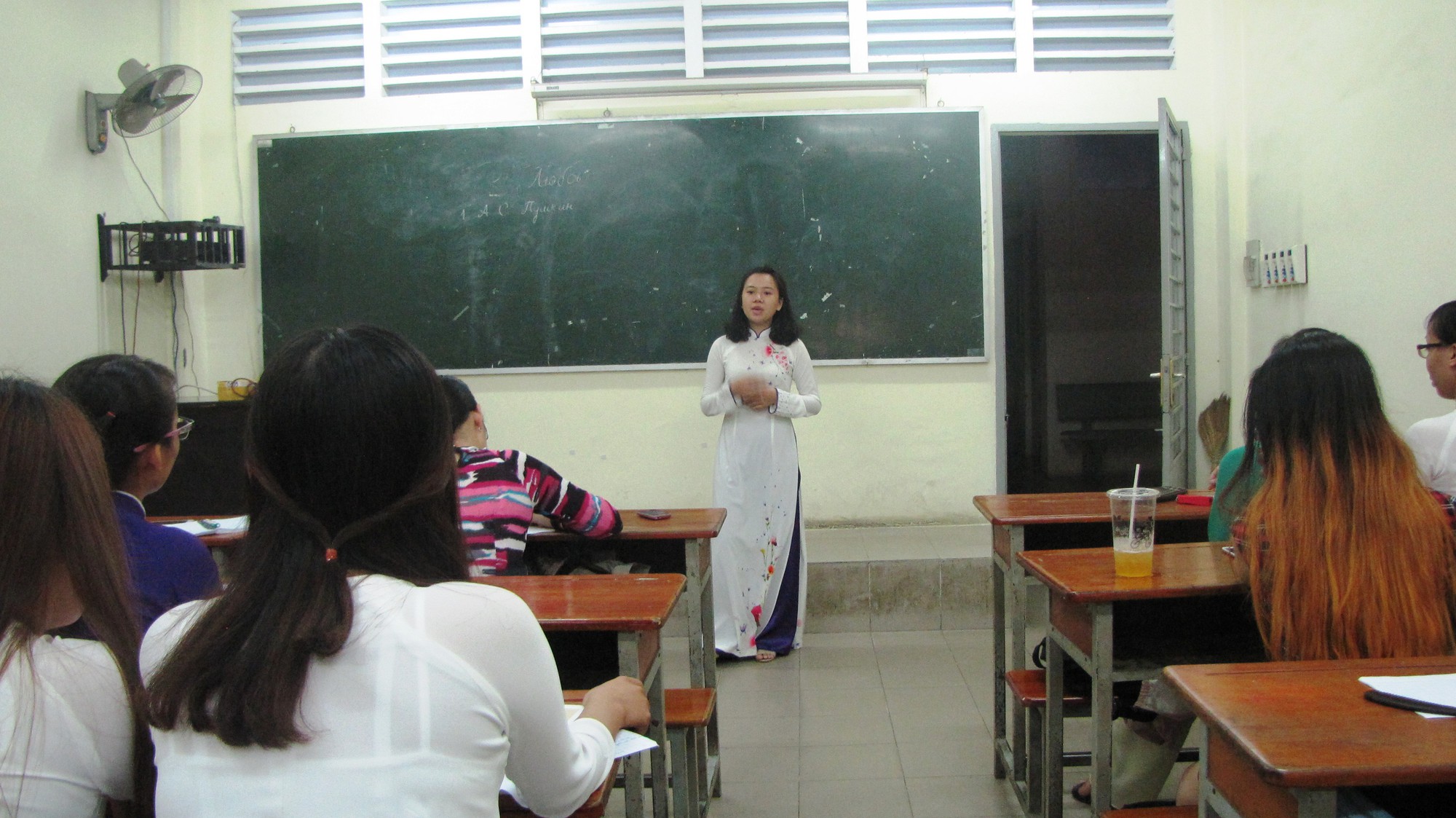 Nhà giáo tương lai xử lý tình huống giao tiếp "khó đỡ"