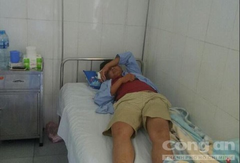 Trẻ con ói trên xe, 2 người bị truy sát - Ảnh 1.
