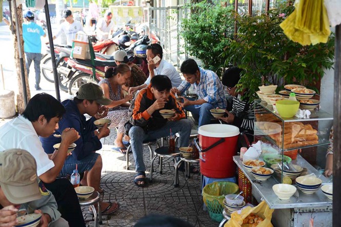 Người Sài Gòn ăn cháo 5.000 đồng; không bàn, không tên suốt 40 năm - Ảnh 2.