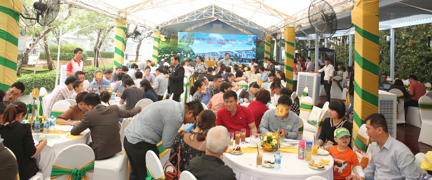 Kh&aacute;ch h&agrave;ng đội mưa gi&agrave;nh quyền mua căn hộ Dragon Village - Ảnh 1.