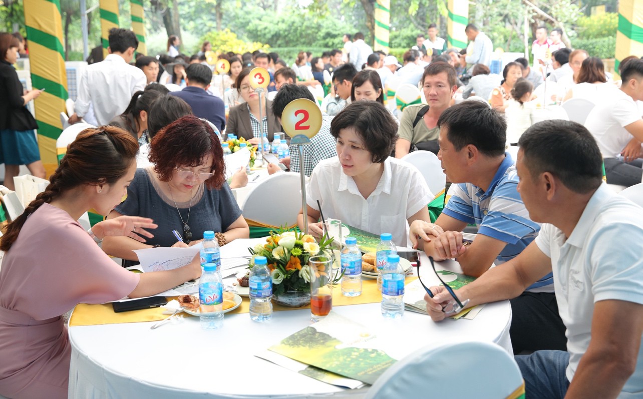 Kh&aacute;ch h&agrave;ng đội mưa gi&agrave;nh quyền mua căn hộ Dragon Village - Ảnh 2.