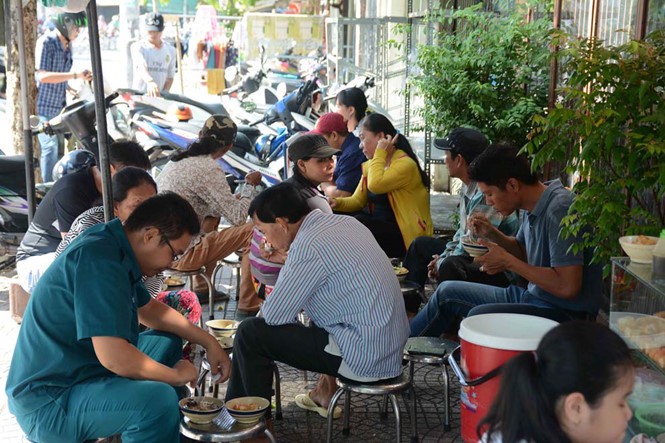 Người Sài Gòn ăn cháo 5.000 đồng; không bàn, không tên suốt 40 năm - Ảnh 11.