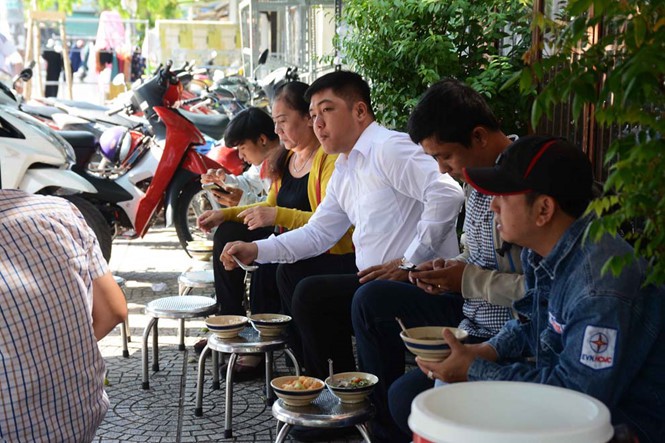 Người Sài Gòn ăn cháo 5.000 đồng; không bàn, không tên suốt 40 năm