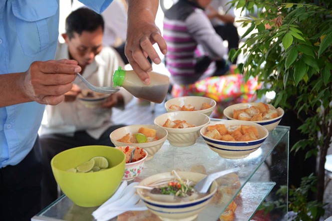 Người Sài Gòn ăn cháo 5.000 đồng; không bàn, không tên suốt 40 năm - Ảnh 8.