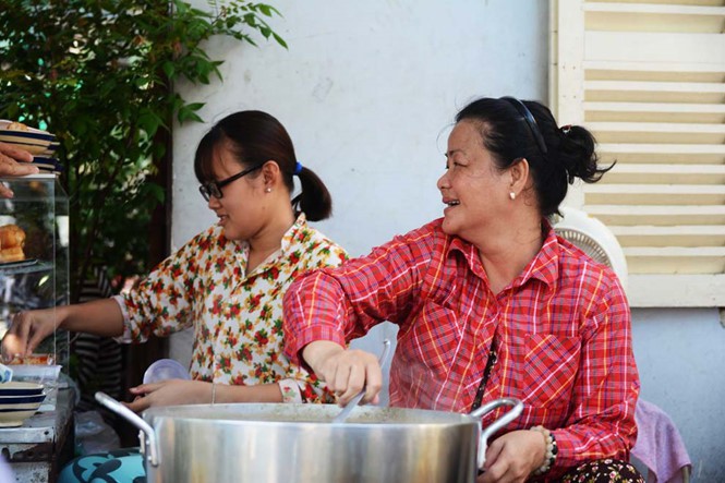 Người Sài Gòn ăn cháo 5.000 đồng; không bàn, không tên suốt 40 năm - Ảnh 9.