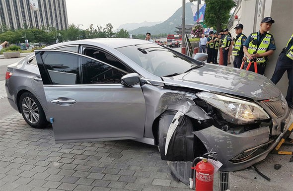 &ldquo;C&ocirc;ng d&acirc;n Triều Ti&ecirc;n đ&agrave;o tẩu&rdquo; lao xe v&agrave;o cổng Đại sứ qu&aacute;n Mỹ - Ảnh 1.