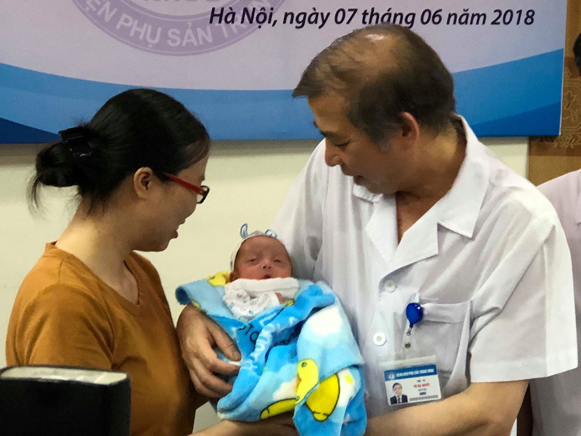 Cứu sống bé sinh non nặng như chai nước suối của cặp vợ chồng hiếm muộn