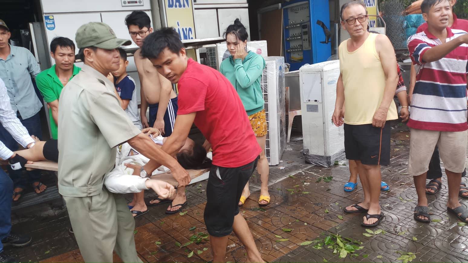 Lốc xoáy nhiều nơi ở Sài Gòn, cây xanh ngã rạp, 3 người trọng thương