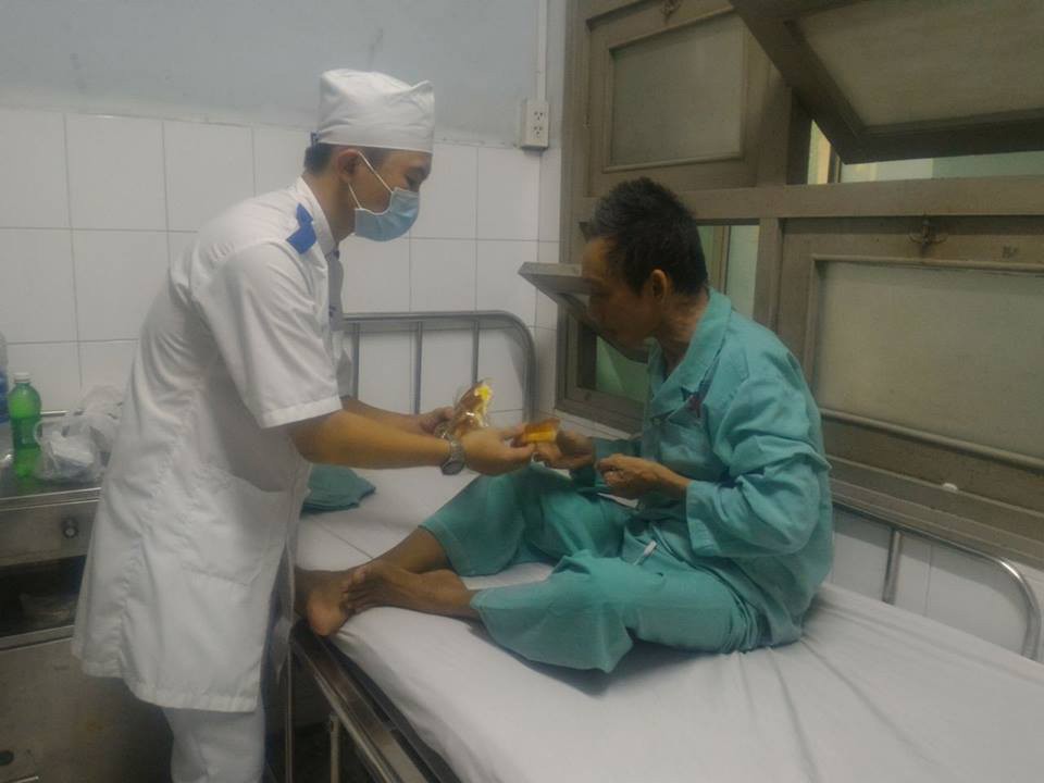 Bị con chối bỏ, cha đau đớn trong bệnh viện