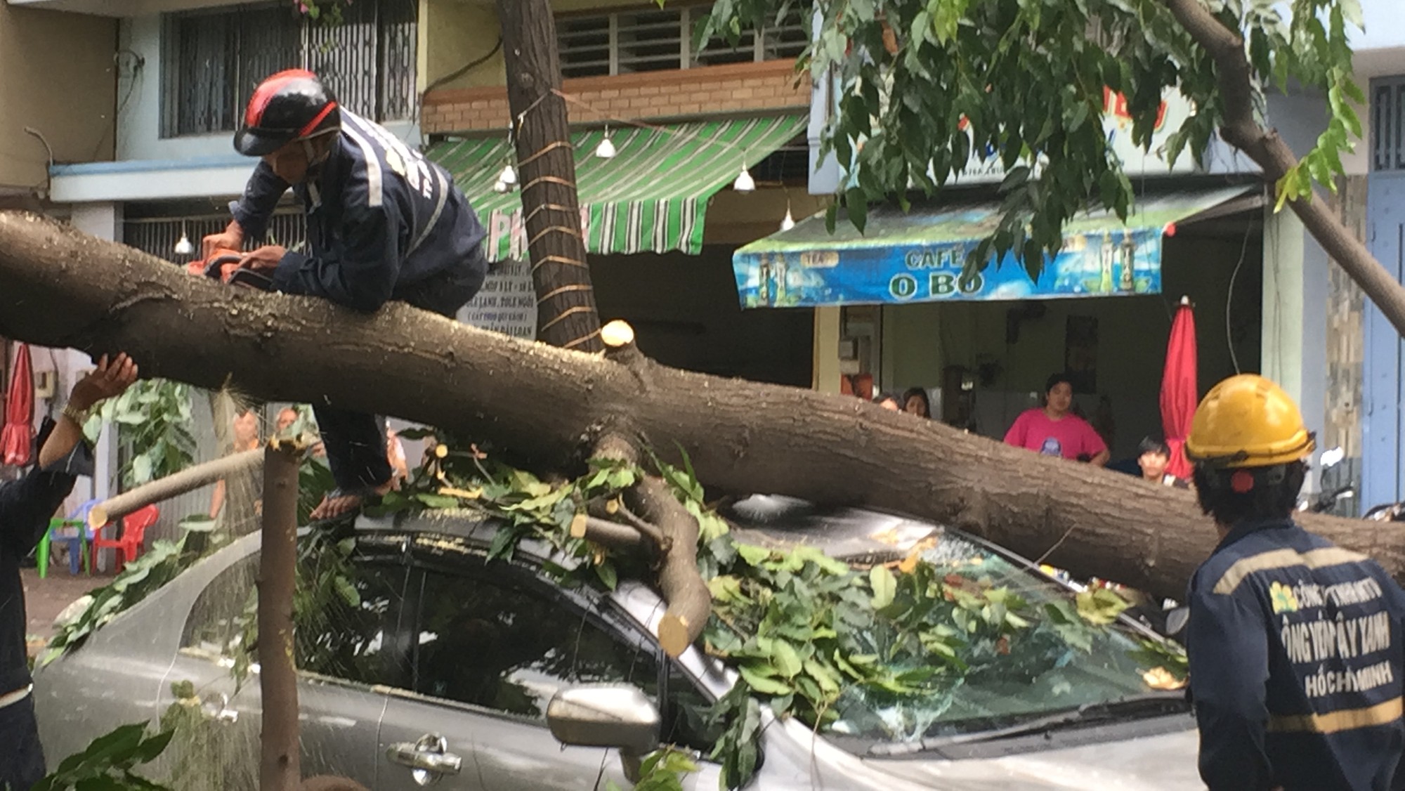 Lốc xo&aacute;y nhiều nơi ở S&agrave;i G&ograve;n, c&acirc;y xanh ng&atilde; rạp, 3 người trọng thương - Ảnh 8.