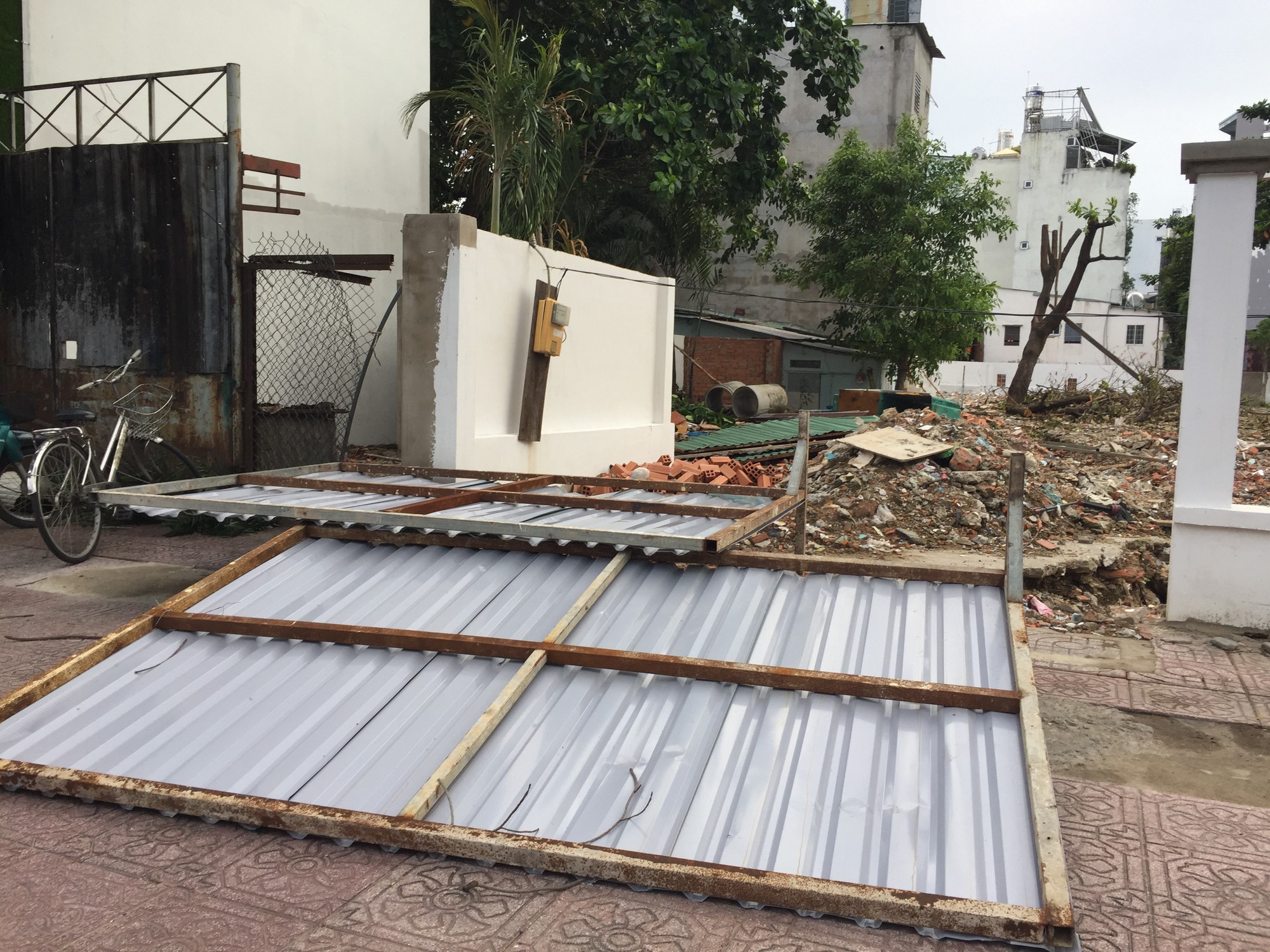 Lốc xo&aacute;y nhiều nơi ở S&agrave;i G&ograve;n, c&acirc;y xanh ng&atilde; rạp, 3 người trọng thương - Ảnh 20.