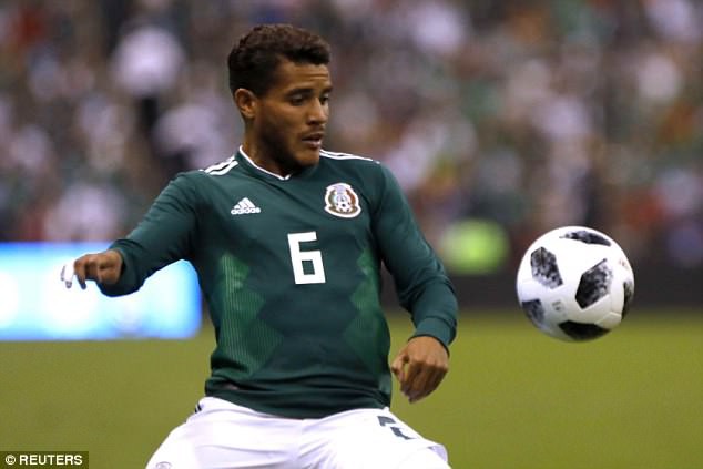 8 tuyển thủ Mexico d&iacute;nh nghi &aacute;n th&aacute;c loạn với 30 g&aacute;i gọi trước World Cup - Ảnh 4.
