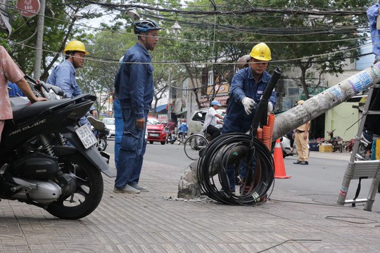 Lốc xo&aacute;y nhiều nơi ở S&agrave;i G&ograve;n, c&acirc;y xanh ng&atilde; rạp, 3 người trọng thương - Ảnh 10.