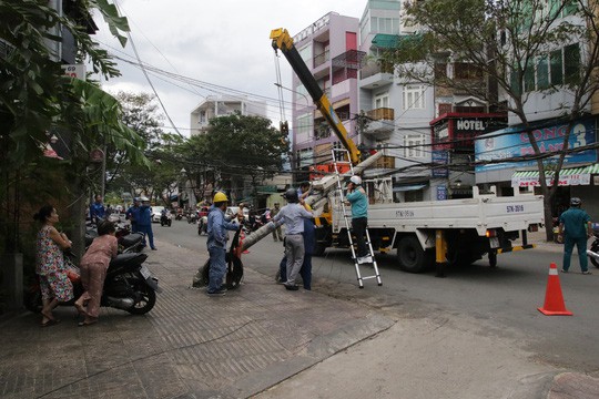 Lốc xo&aacute;y nhiều nơi ở S&agrave;i G&ograve;n, c&acirc;y xanh ng&atilde; rạp, 3 người trọng thương - Ảnh 11.