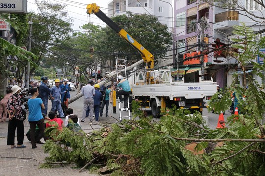 Lốc xo&aacute;y nhiều nơi ở S&agrave;i G&ograve;n, c&acirc;y xanh ng&atilde; rạp, 3 người trọng thương - Ảnh 12.
