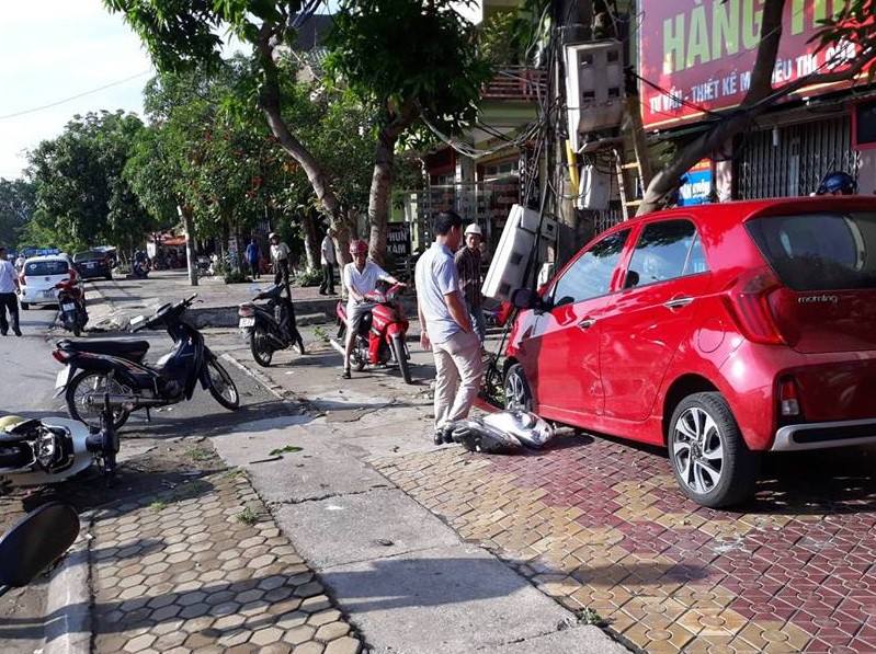 Xế hộp đột ngột tăng tốc, tông bay xe máy, gãy cột điện