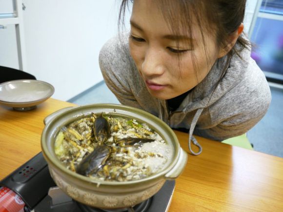 Nồi lẩu lúc nhúc sâu bọ, nhìn thôi đã thấy "lạnh gáy"