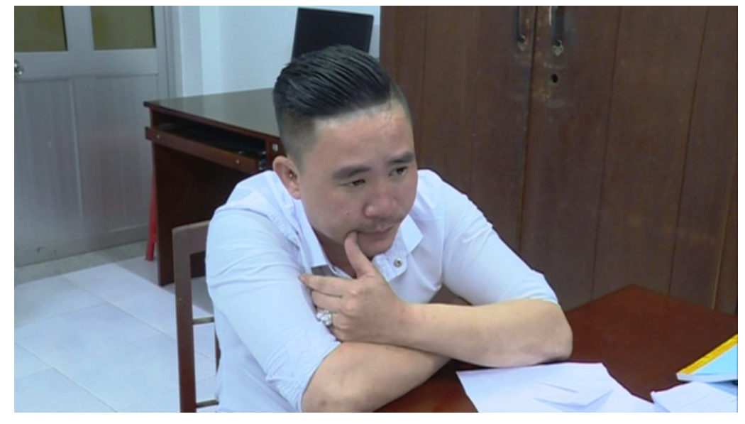 Bắt quản lý karaoke kiêm tú ông