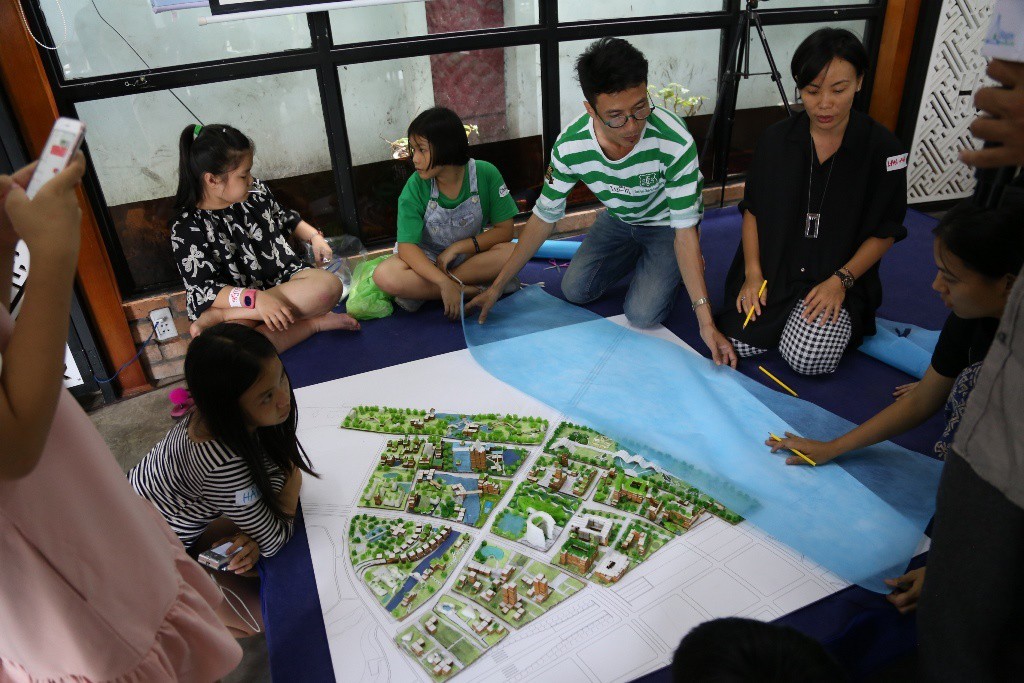 Trẻ em thiết kế... TP HCM kh&ocirc;ng ngập nước, &ocirc; nhiễm - Ảnh 1.