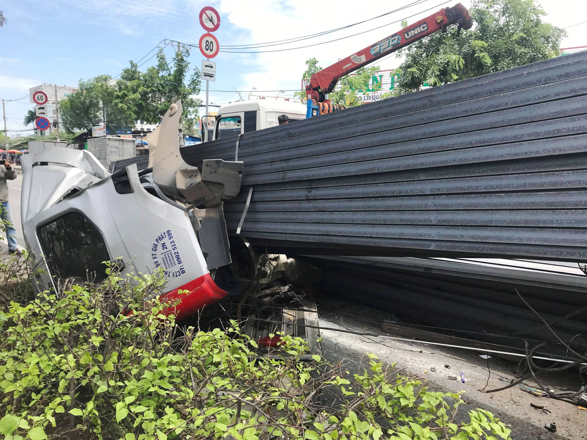 Sắt như &ldquo;m&aacute;y cắt&rdquo; đ&acirc;m thủng cabin xe đầu k&eacute;o, t&agrave;i xế nguy kịch - Ảnh 2.