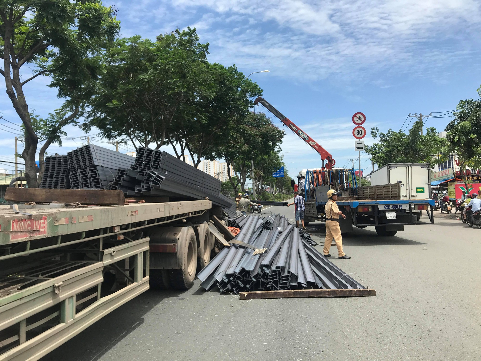 Sắt như &ldquo;m&aacute;y cắt&rdquo; đ&acirc;m thủng cabin xe đầu k&eacute;o, t&agrave;i xế nguy kịch - Ảnh 4.
