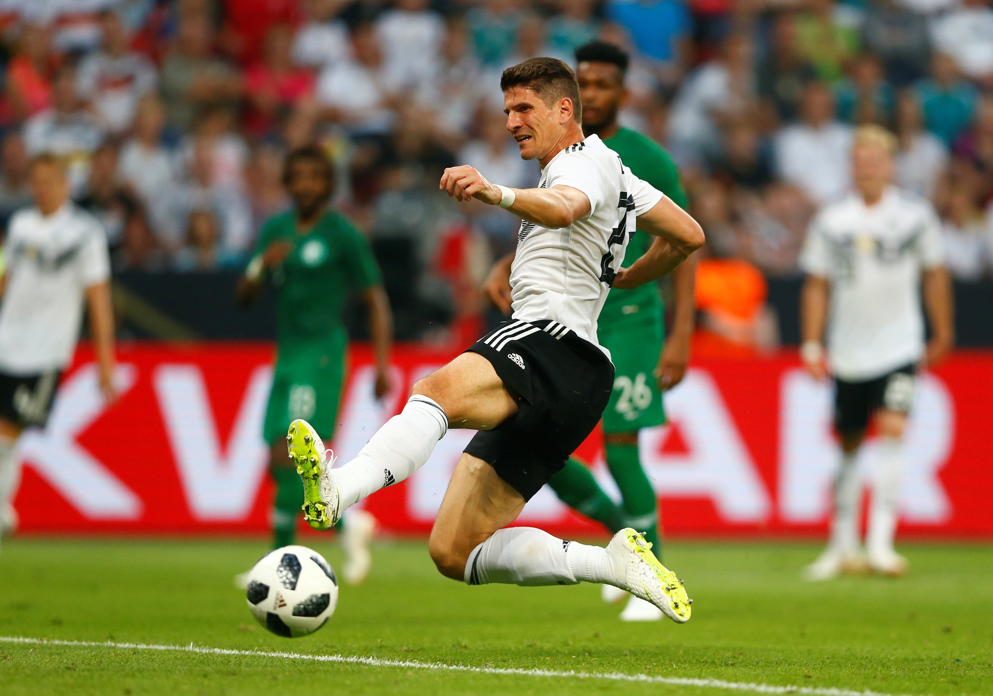 "Xe tăng" Đức thắng nhẹ, Ả Rập Saudi lập hat-trick thua