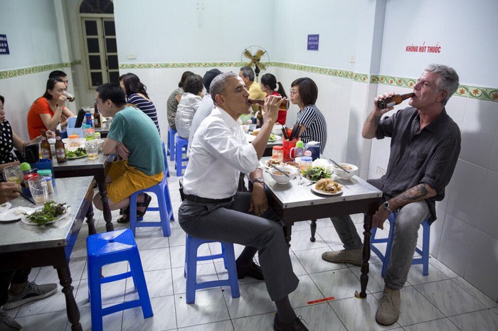 Cựu Tổng thống Obama tưởng nhớ đầu bếp ăn bún chả ở Hà Nội