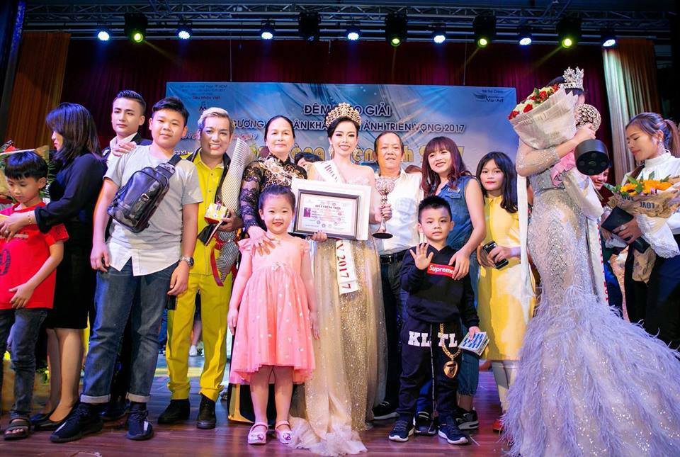 Chung Ỷ Li&ecirc;n: Đăng quang Ngai v&agrave;ng điện ảnh 2017 - Ảnh 3.
