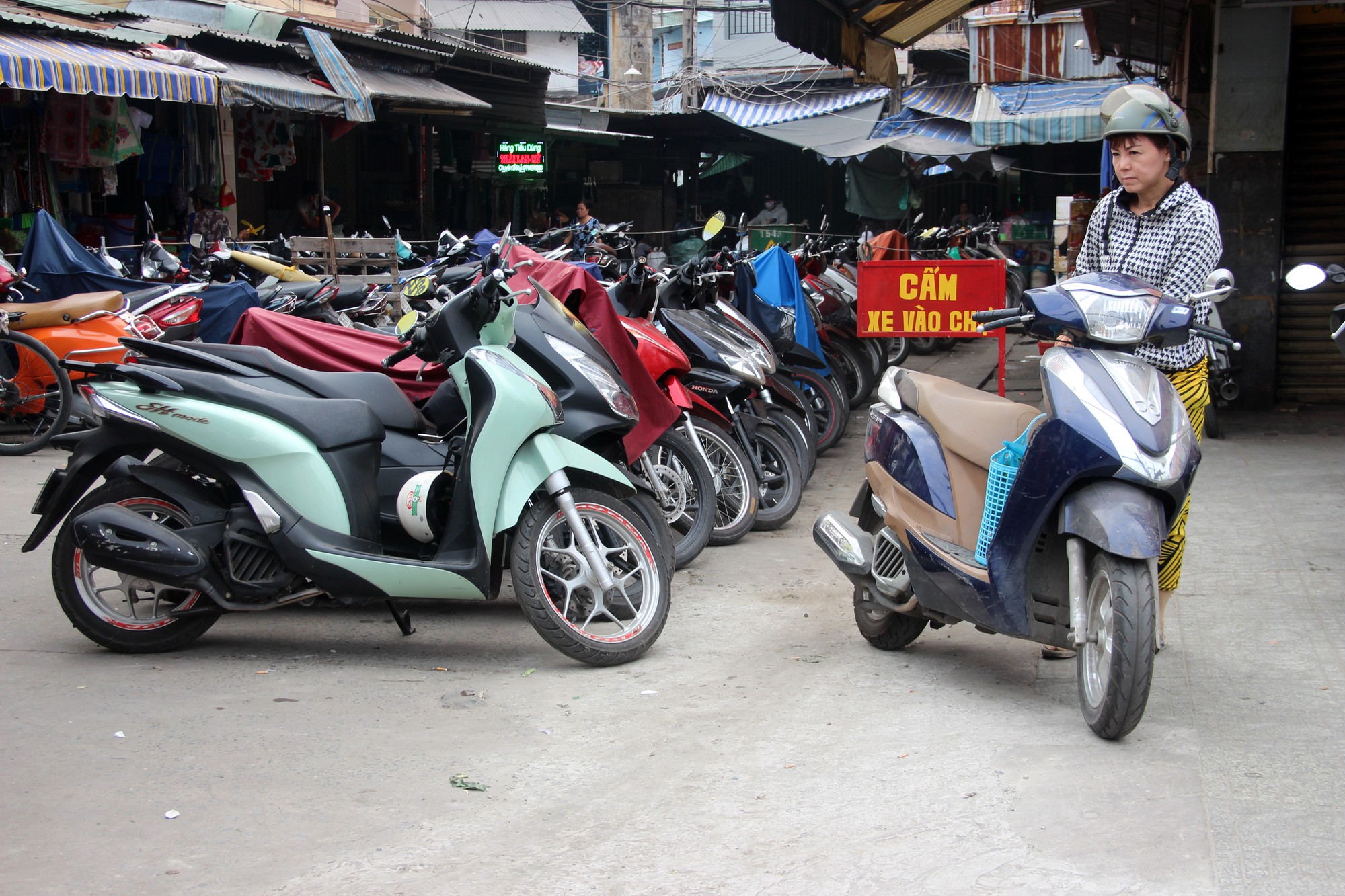 TP HCM: Nhiều b&atilde;i giữ xe vẫn trơ gan tr&ecirc;n vỉa h&egrave; - Ảnh 5.