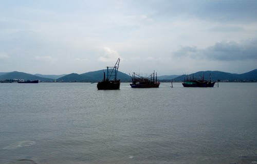 "Quên" hơn 1.300 tấn clinker dưới biển