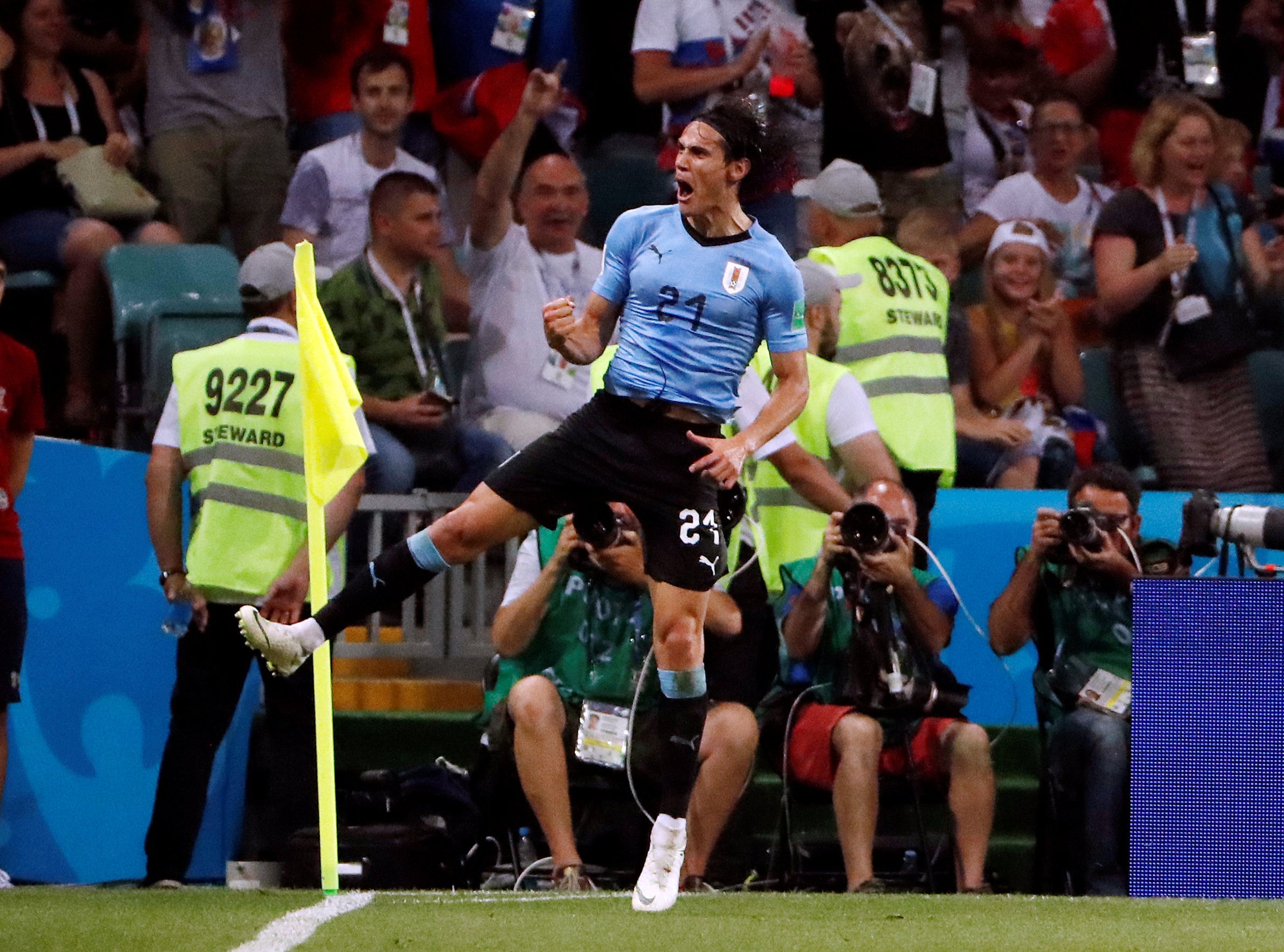 Đến lượt Cavani tiễn Ronaldo về nước