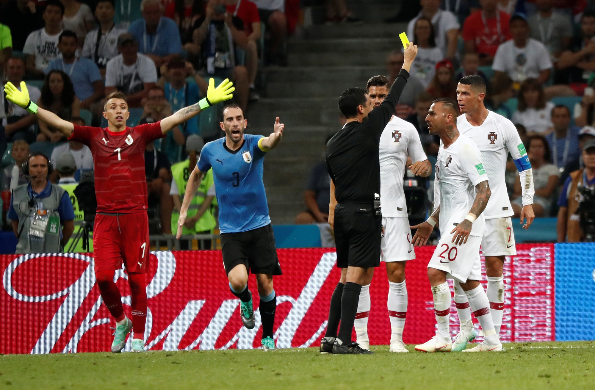Cavani tiễn Ronaldo về nước  - Ảnh 9.