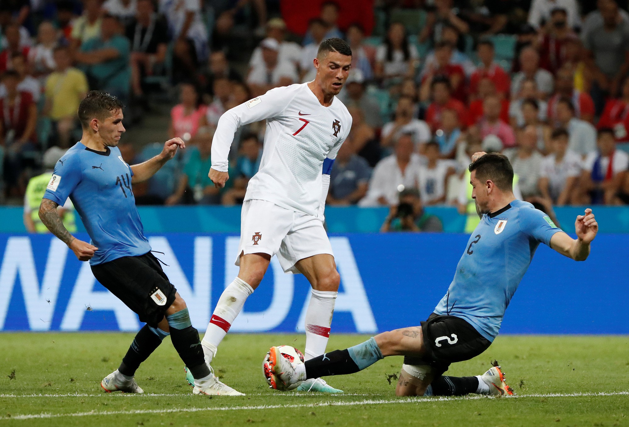 Ronaldo n&ecirc;n buồn hay vui sau kỳ World Cup thảm hại? - Ảnh 1.