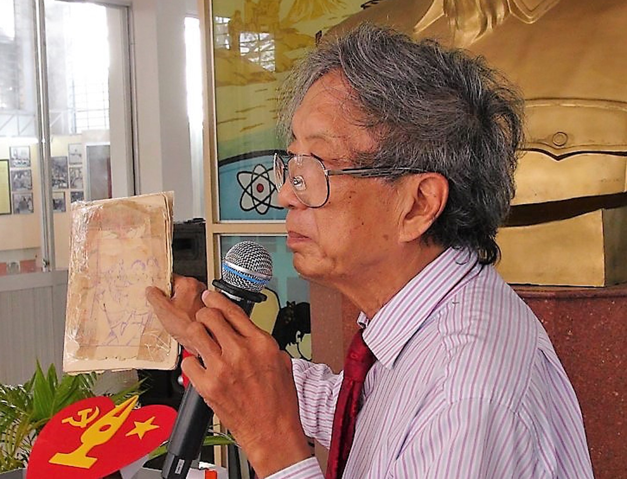 L&agrave;m b&aacute;o trong ngục t&ugrave; - Ảnh 2.