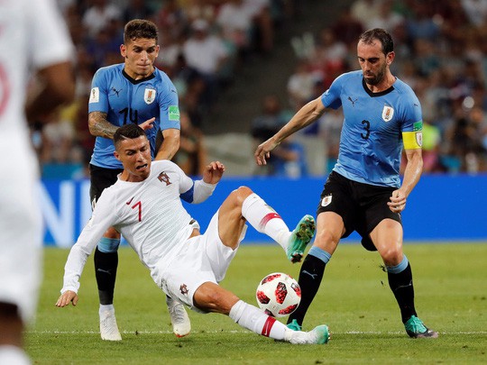 Cavani tiễn Ronaldo về nước  - Ảnh 3.