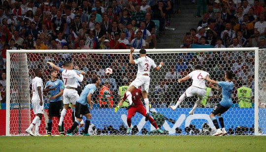 Cavani tiễn Ronaldo về nước  - Ảnh 6.