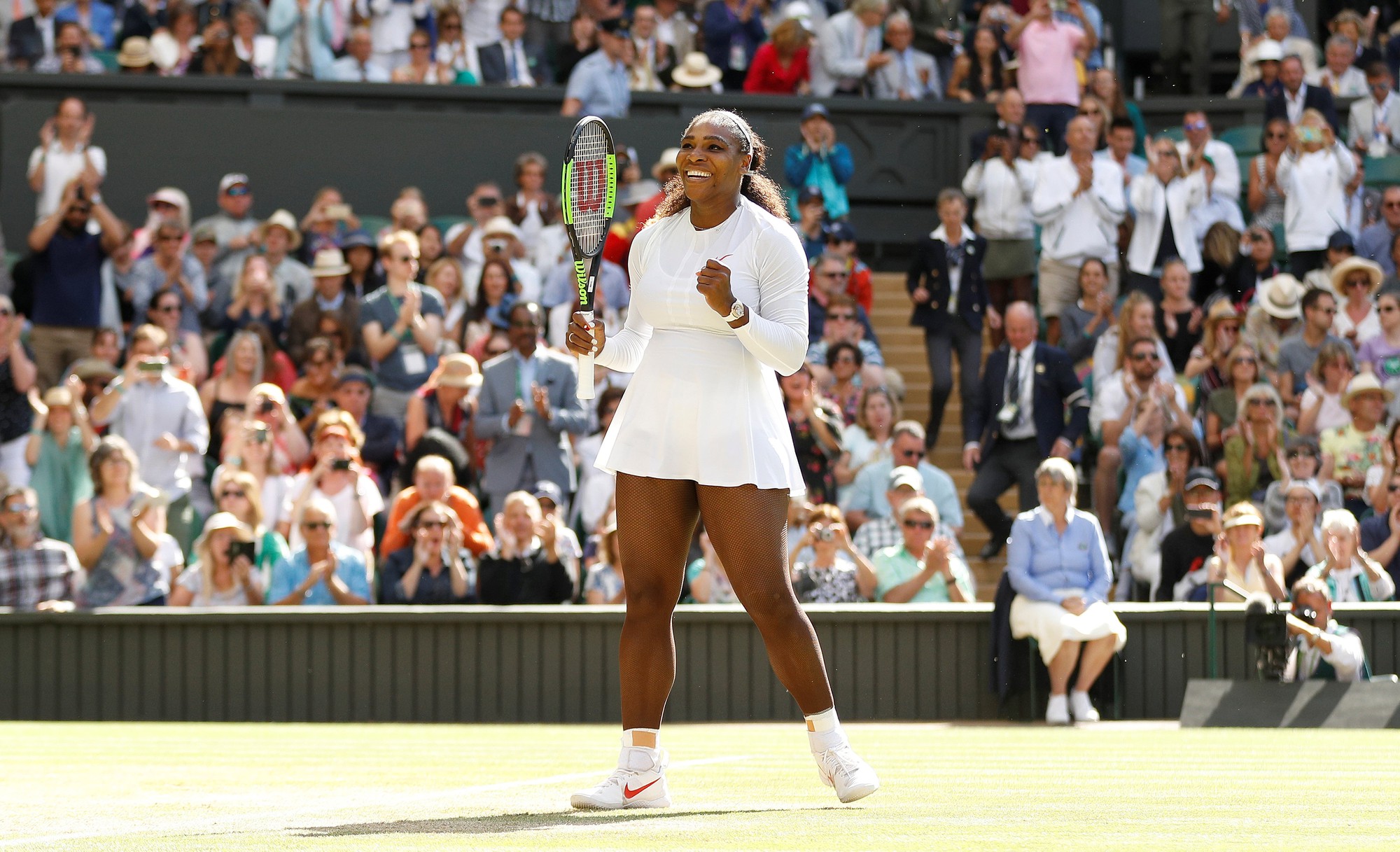 Thể hiện đẳng cấp vượt trội, Serena Williams xuất sắc v&agrave;o b&aacute;n kết Wimbledon - Ảnh 7.