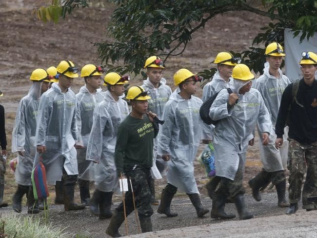 Giải cứu đội b&oacute;ng mắc kẹt: C&aacute;c cậu b&eacute; uống thuốc an thần khi lặn ra - Ảnh 3.