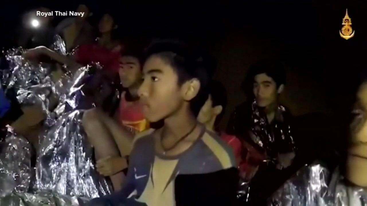 Giải cứu đội bóng mắc kẹt: Các cậu bé "uống thuốc an thần" khi lặn ra