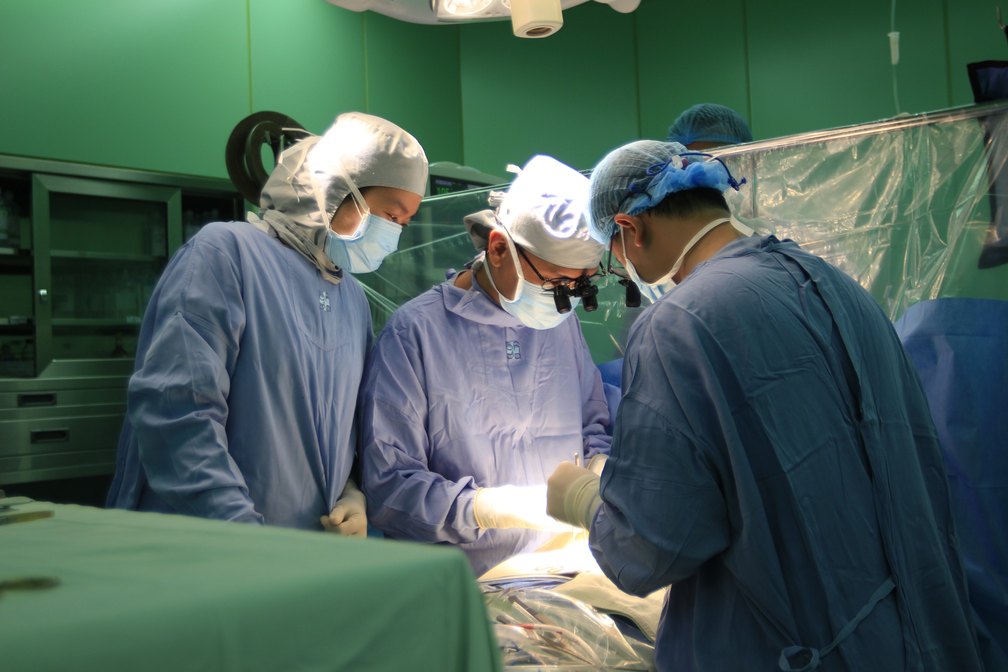 Khối u lấp gần hết van tim