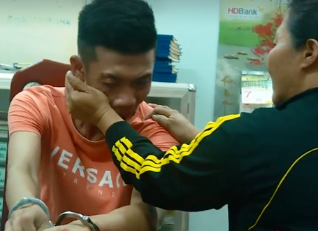 Bắt hung thủ cầm dao xoắn đ&acirc;m chết người v&igrave; cho rằng bị nh&igrave;n đểu - Ảnh 2.