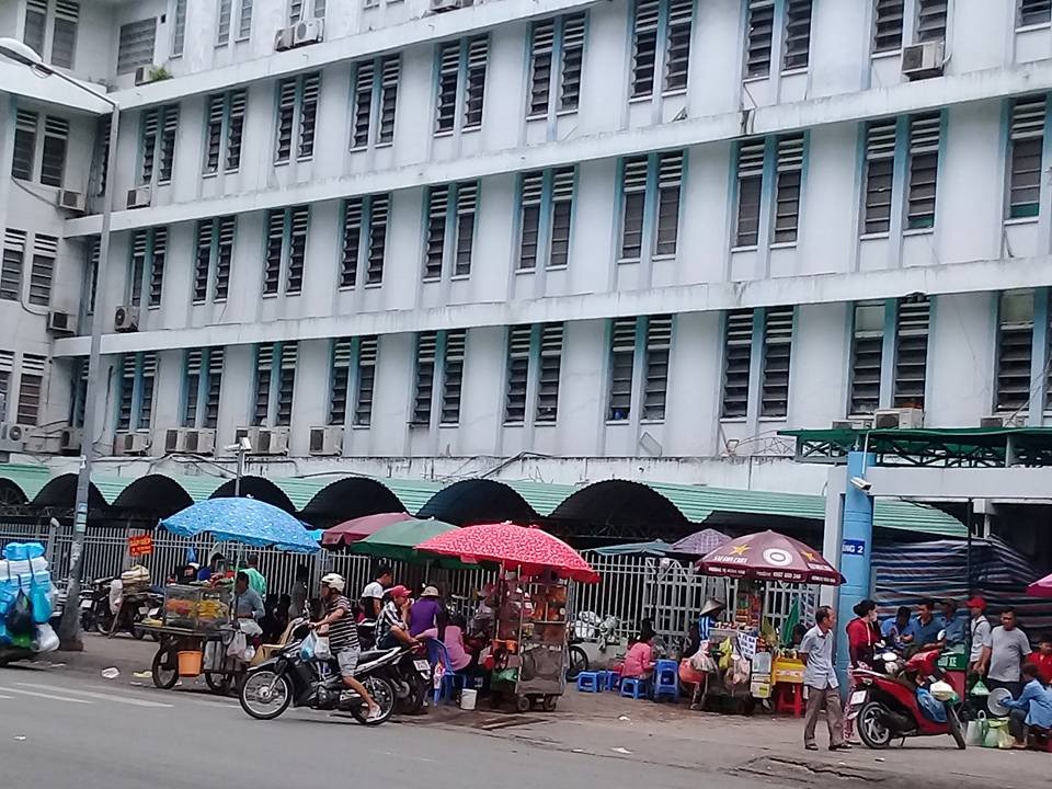 Hàng rong bủa vây bệnh viện