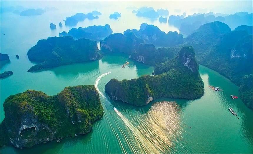 Vịnh Hạ Long: điểm đến h&agrave;ng đầu VN 2018 - Ảnh 5.