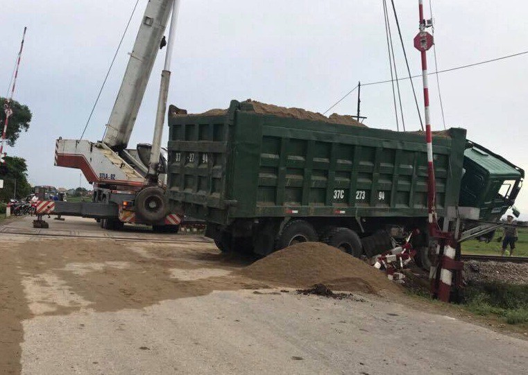 "Nằm" trên đường sắt Bắc-Nam, xe "hổ vồ" bị tàu hỏa tông biến dạng