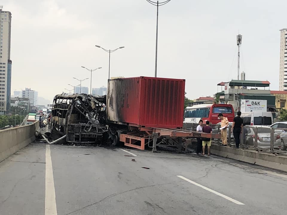 Xe khách cháy trơ khung do đâm đuôi xe container, 2 người thương vong