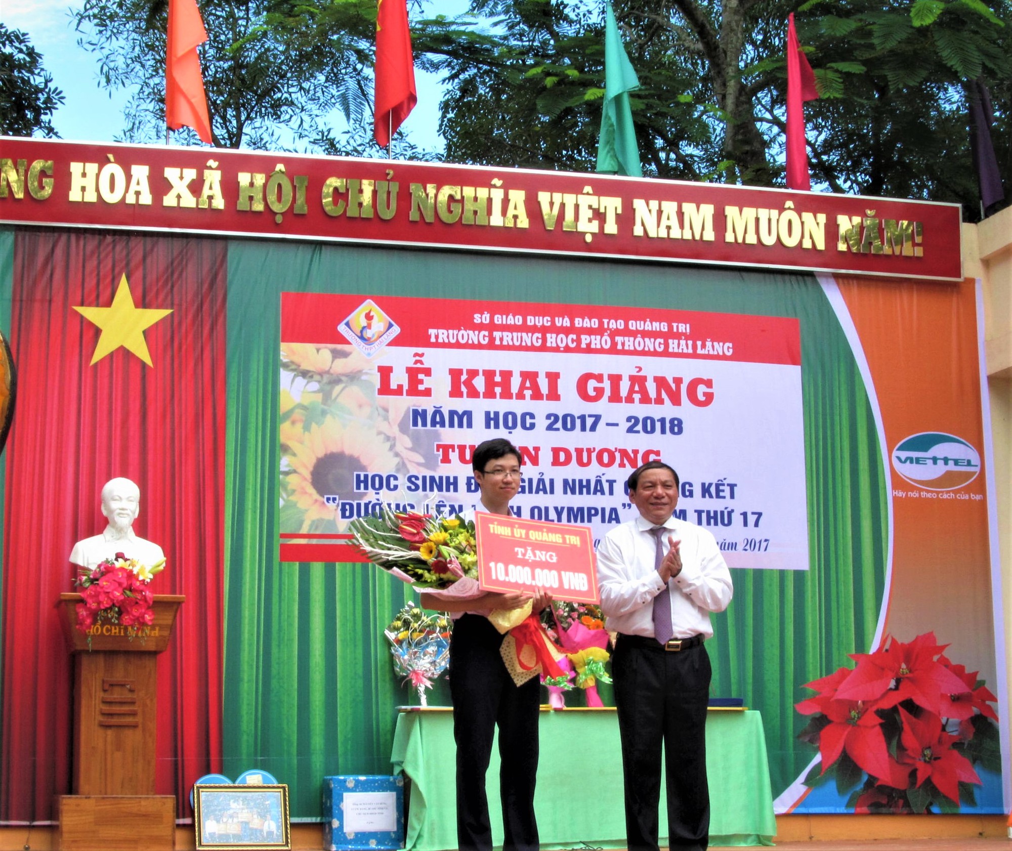 "Cậu bé Google" Nhật Minh thủ khoa tốt nghiệp THPT tại Quảng Trị