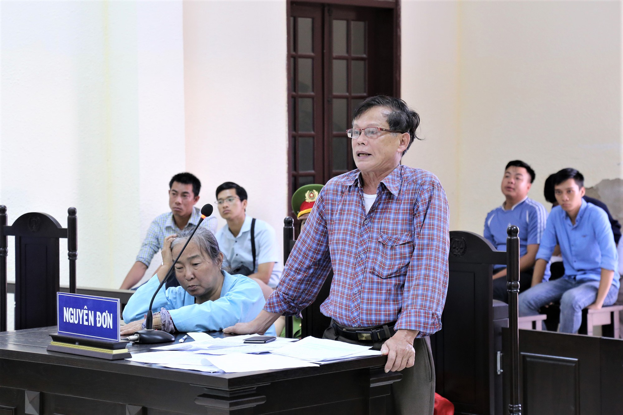 Oan sai 10 năm, vợ chồng già bỏ về khi tòa tuyên được bồi thường 1,7 tỉ