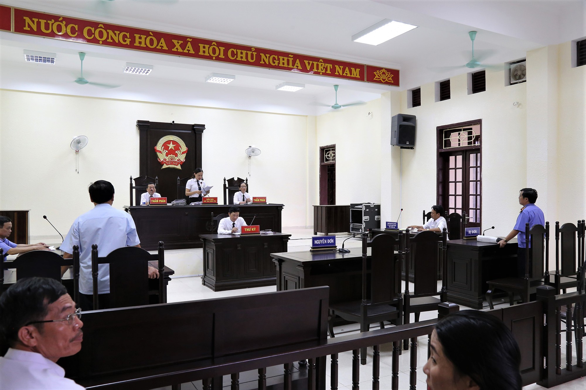 Oan sai 10 năm, vợ chồng gi&agrave; bỏ về khi t&ograve;a tuy&ecirc;n được bồi thường 1,7 tỉ - Ảnh 2.