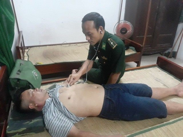 Tàu cá cùng 9 ngư dân vừa ra khỏi cửa biển đã bị sóng đánh chìm