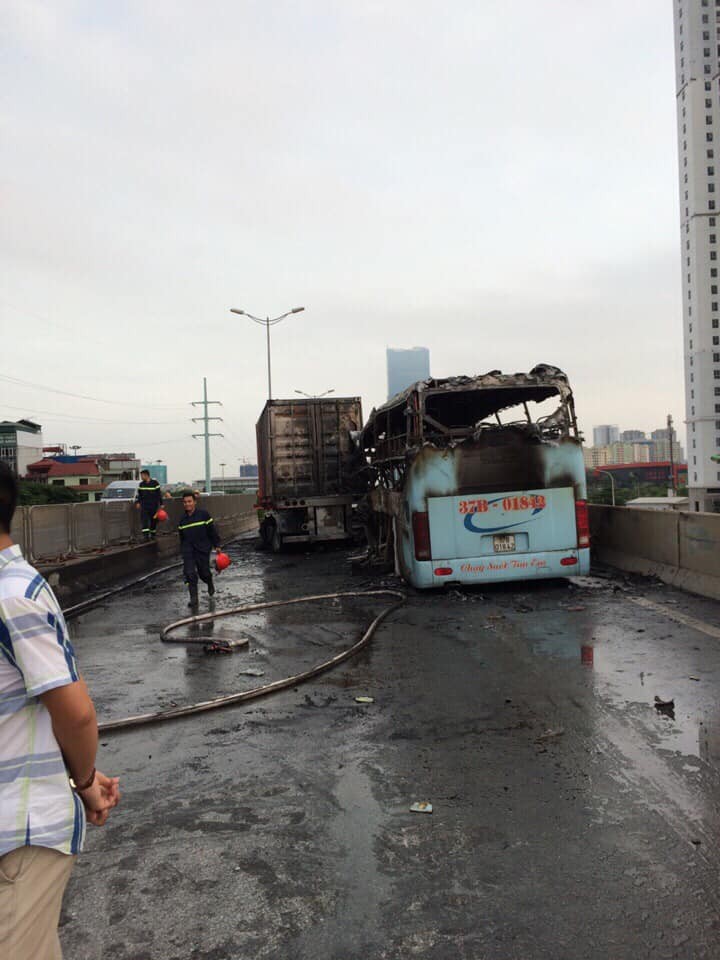 Xe kh&aacute;ch ch&aacute;y trơ khung do đ&acirc;m đu&ocirc;i xe container, 2 người thương vong - Ảnh 2.